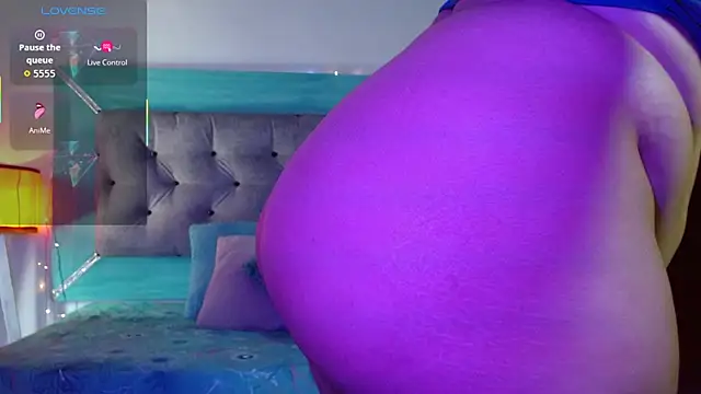 Snapshot of roxx_iie chatting on 10.19.25 roxx iie online show from 10.19.25