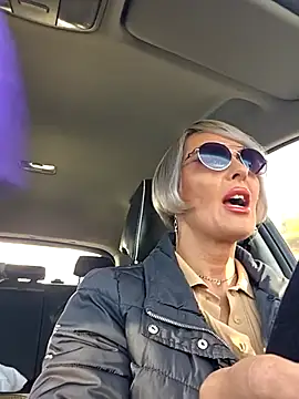 KirraWhite online show from 10.12.25