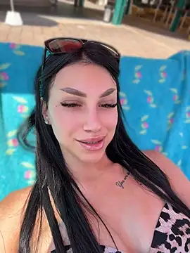 Snapshot of ilariea_girl chatting on 06.19.26 ilariea girl online show from 06.19.26