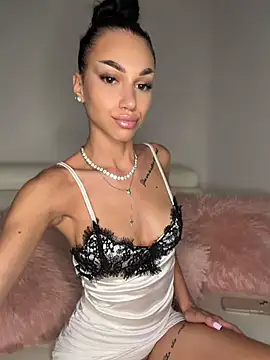 Snapshot of ilariea_girl chatting on 07.28.26 ilariea girl online show from 07.28.26