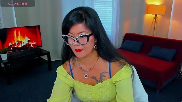 Snapshot of BeckySunday chatting on 10.01.25 BeckySunday online show from 10.01.25