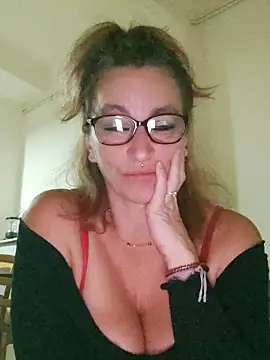 Fifi83Bell online show from 11.25.25