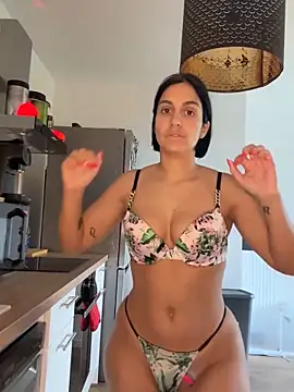 LaPetiteKim online show from 10.16.25