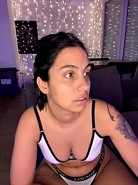 LaPetiteKim online show from 10.22.25