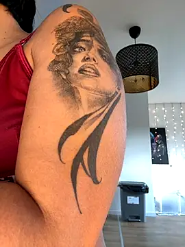 LaPetiteKim online show from 10.24.25