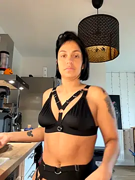 LaPetiteKim online show from 11.27.25