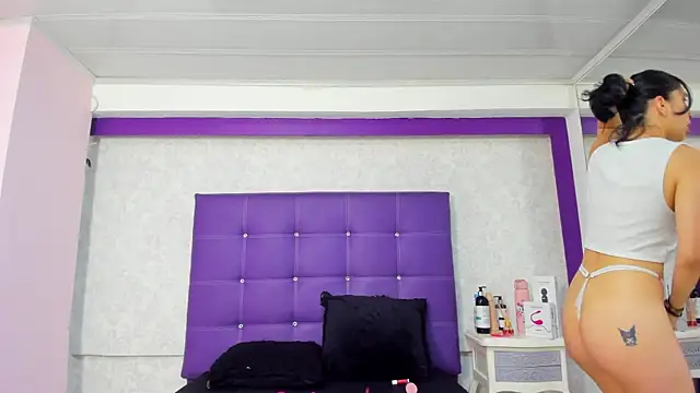 LeaMoreau22 online show from 10.14.25