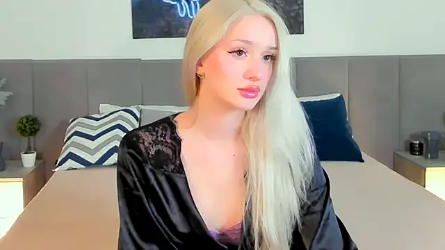 Snapshot of SugarWhisper chatting on 11.21.25 SugarWhisper online show from 11.21.25