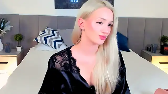 Snapshot of SugarWhisper chatting on 11.25.25 SugarWhisper online show from 11.25.25