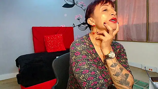 Snapshot of Charlotte__Gray chatting on 10.05.25 Charlotte Gray online show from 10.05.25