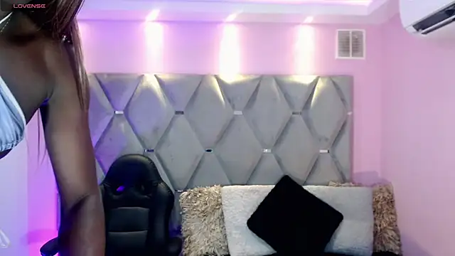 Snapshot of Miranda_Collins chatting on 11.05.25 Miranda Collins online show from 11.05.25