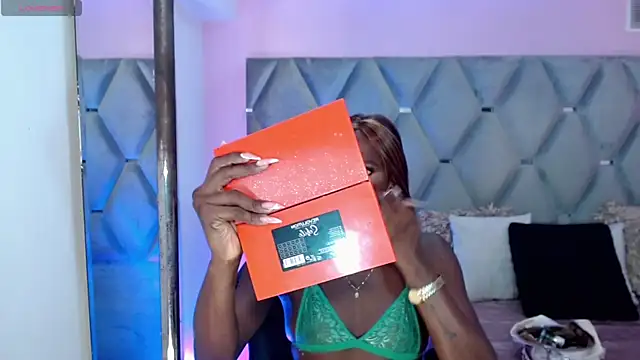 Snapshot of Miranda_Collins chatting on 11.17.25 Miranda Collins online show from 11.17.25