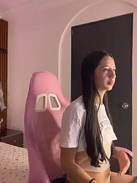 Snapshot of summer_rouge chatting on 10.22.25 summer rouge online show from 10.22.25