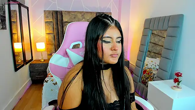 Snapshot of AnnaSwift_ chatting on 11.25.25 AnnaSwift online show from 11.25.25