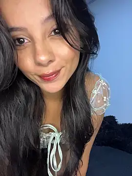 Snapshot of SaraMistick chatting on 11.18.25 SaraMistick online show from 11.18.25