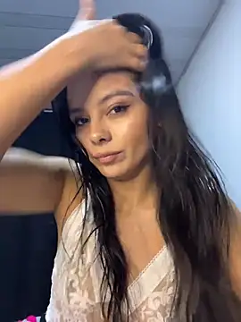 Snapshot of SaraMistick chatting on 11.20.25 SaraMistick online show from 11.20.25