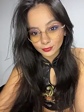 Snapshot of SaraMistick chatting on 11.21.25 SaraMistick online show from 11.21.25