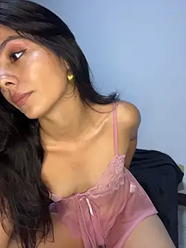 Snapshot of SaraMistick chatting on 11.25.25 SaraMistick online show from 11.25.25