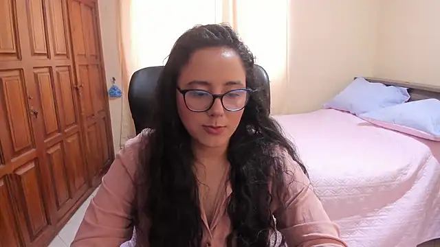 Snapshot of Venus_cat_ chatting on 10.01.25 Venus cat online show from 10.01.25