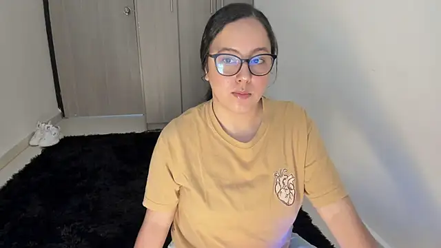 Snapshot of Venus_cat_ chatting on 10.05.25 Venus cat online show from 10.05.25