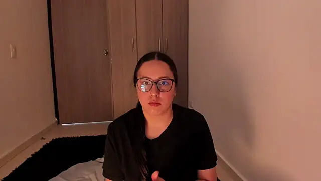 Snapshot of Venus_cat_ chatting on 10.06.25 Venus cat online show from 10.06.25