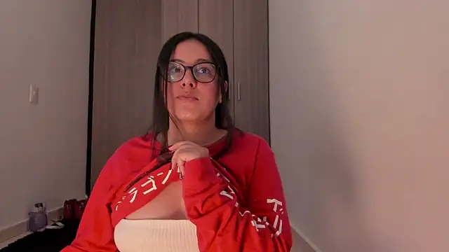 Snapshot of Venus_cat_ chatting on 10.11.25 Venus cat online show from 10.11.25