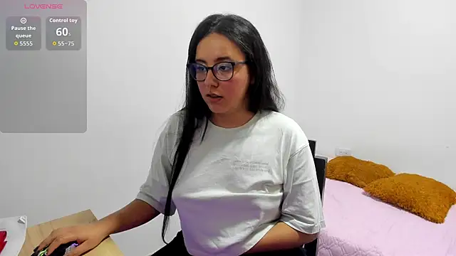 Snapshot of Venus_cat_ chatting on 11.04.25 Venus cat online show from 11.04.25