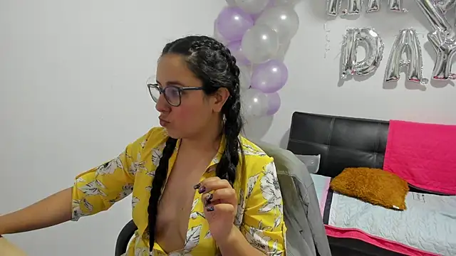 Snapshot of Venus_cat_ chatting on 11.12.25 Venus cat online show from 11.12.25