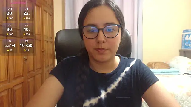 Snapshot of Venus_cat_ chatting on 12.04.25 Venus cat online show from 12.04.25