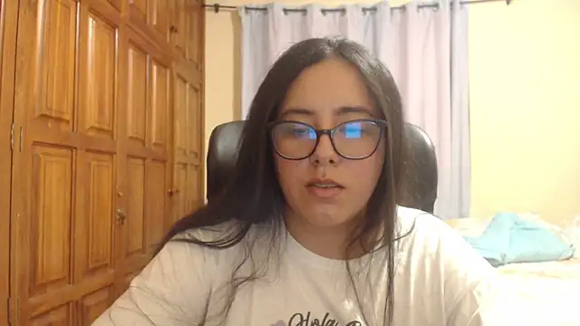 Snapshot of Venus_cat_ chatting on 12.05.25 Venus cat online show from 12.05.25