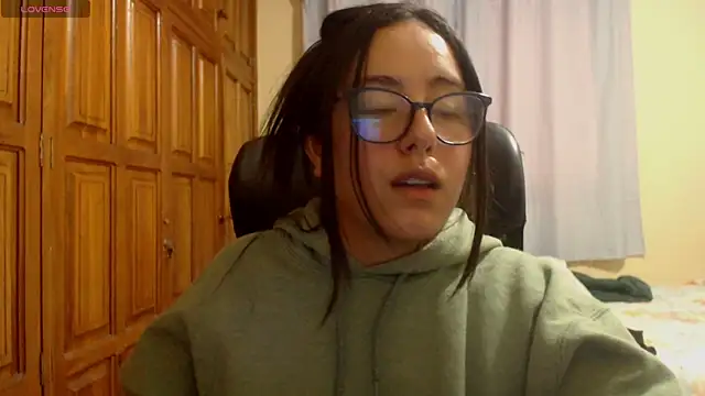 Snapshot of Venus_cat_ chatting on 12.14.25 Venus cat online show from 12.14.25