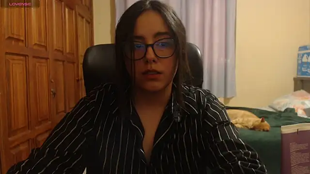 Snapshot of Venus_cat_ chatting on 12.16.25 Venus cat online show from 12.16.25