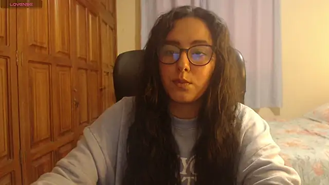 Snapshot of Venus_cat_ chatting on 12.18.25 Venus cat online show from 12.18.25