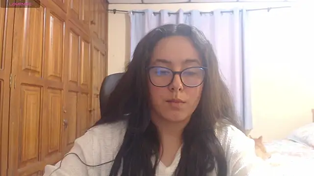 Snapshot of Venus_cat_ chatting on 12.20.25 Venus cat online show from 12.20.25