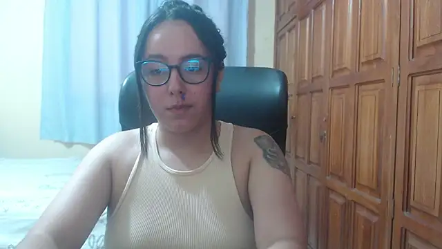 Snapshot of Venus_cat_ chatting on 01.12.26 Venus cat online show from 01.12.26