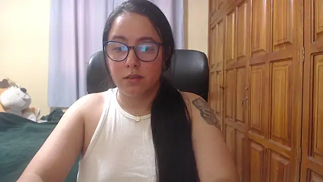 Snapshot of Venus_cat_ chatting on 02.04.26 Venus cat online show from 02.04.26