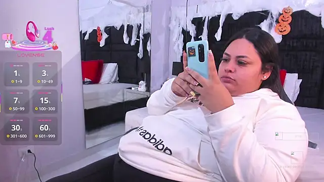 Snapshot of MayaCurvy chatting on 10.21.25 MayaCurvy online show from 10.21.25