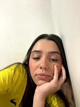 Snapshot of luiza_barcelos chatting on 10.15.25 luiza barcelos online show from 10.15.25