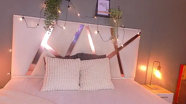 Snapshot of AmarisLenox__ chatting on 10.11.25 AmarisLenox online show from 10.11.25