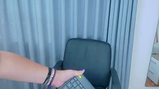 Snapshot of AmarisLenox__ chatting on 12.02.25 AmarisLenox online show from 12.02.25