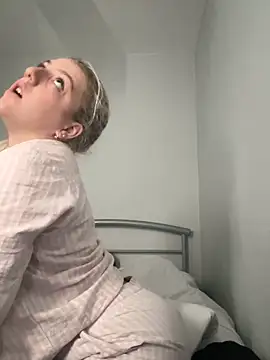 Snapshot of LucyLowbb chatting on 10.05.25 LucyLowbb online show from 10.05.25