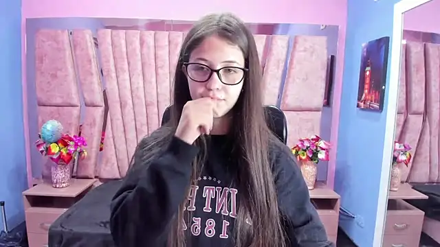 Snapshot of sarah_sweett_ chatting on 10.14.25 sarah sweett online show from 10.14.25