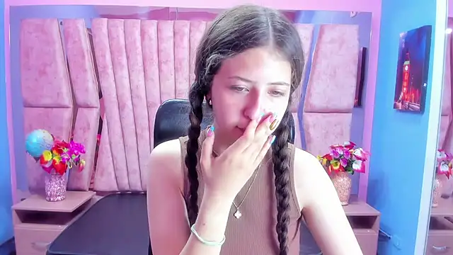 Snapshot of sarah_sweett_ chatting on 10.18.25 sarah sweett online show from 10.18.25