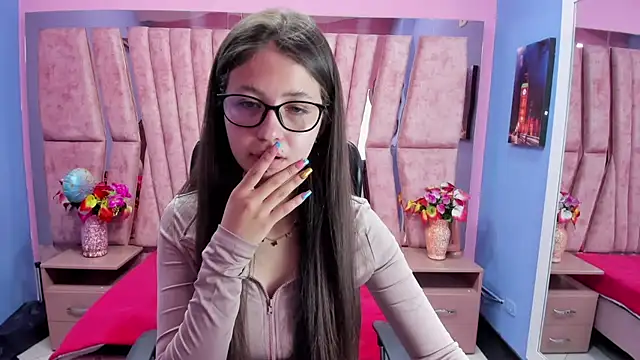 Snapshot of sarah_sweett_ chatting on 10.28.25 sarah sweett online show from 10.28.25