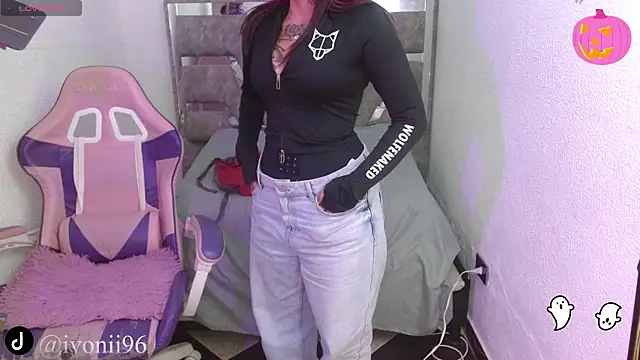 Snapshot of ivoni chatting on 10.28.25 ivoni online show from 10.28.25