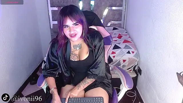 Snapshot of ivoni chatting on 11.21.25 ivoni online show from 11.21.25