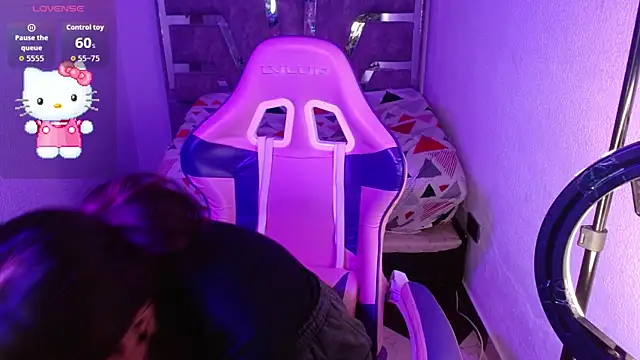 Snapshot of ivoni chatting on 11.26.25 ivoni online show from 11.26.25