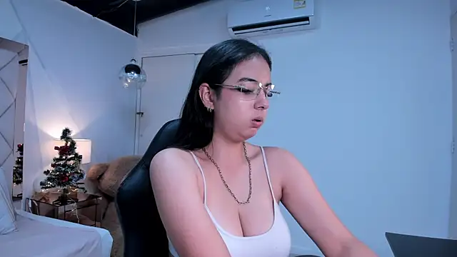 Snapshot of maddie_greyy chatting on 11.25.25 maddie greyy online show from 11.25.25