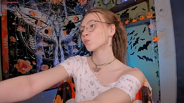 lyra thenymph online show from 10.26.25