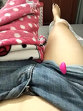 Snapshot of Lili_2love chatting on 10.24.25 Lili 2love online show from 10.24.25